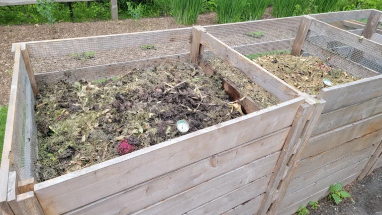Cajones de madera con material para compost
