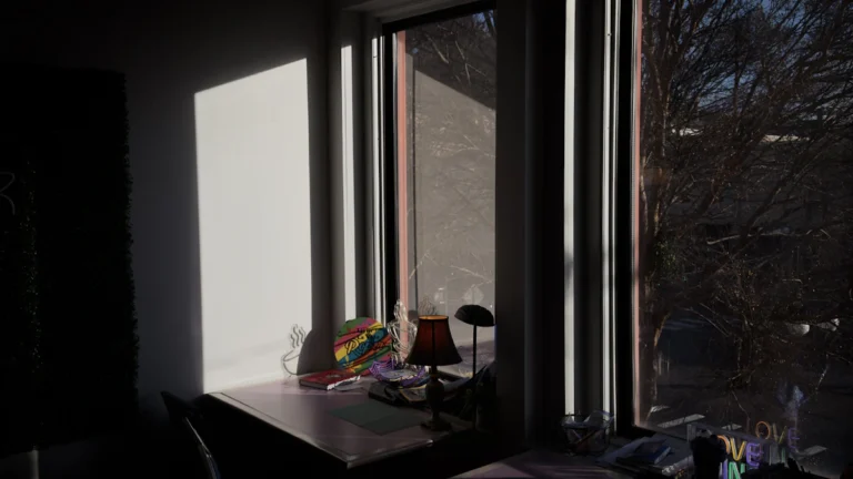 Habitación con poca luz natural